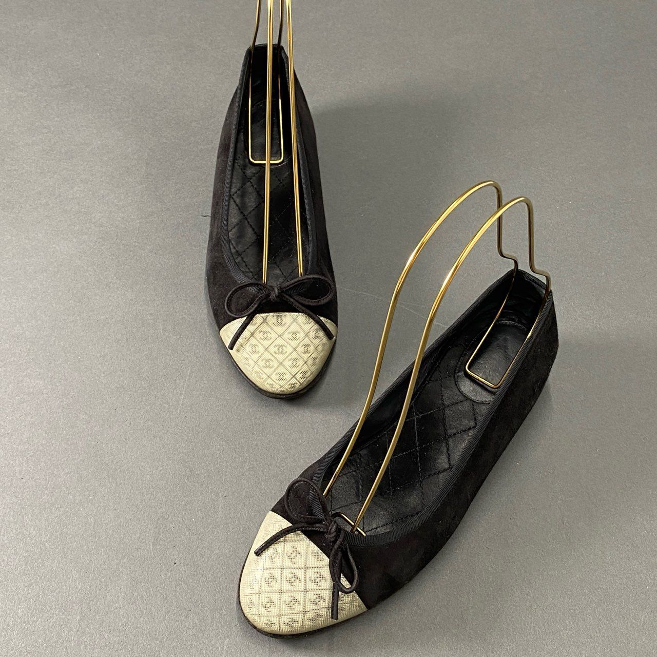 Chanel CC Logo Ballet Shoes Flat 35.5 Black Suede Ribbon — view 4