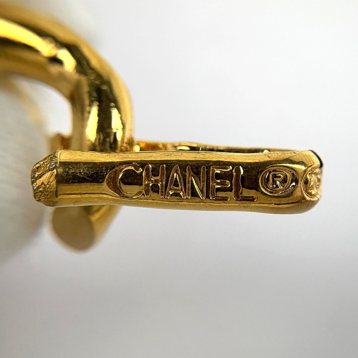 Chanel CC Logo Chain Belt 94 Leather Gold Black — view 7