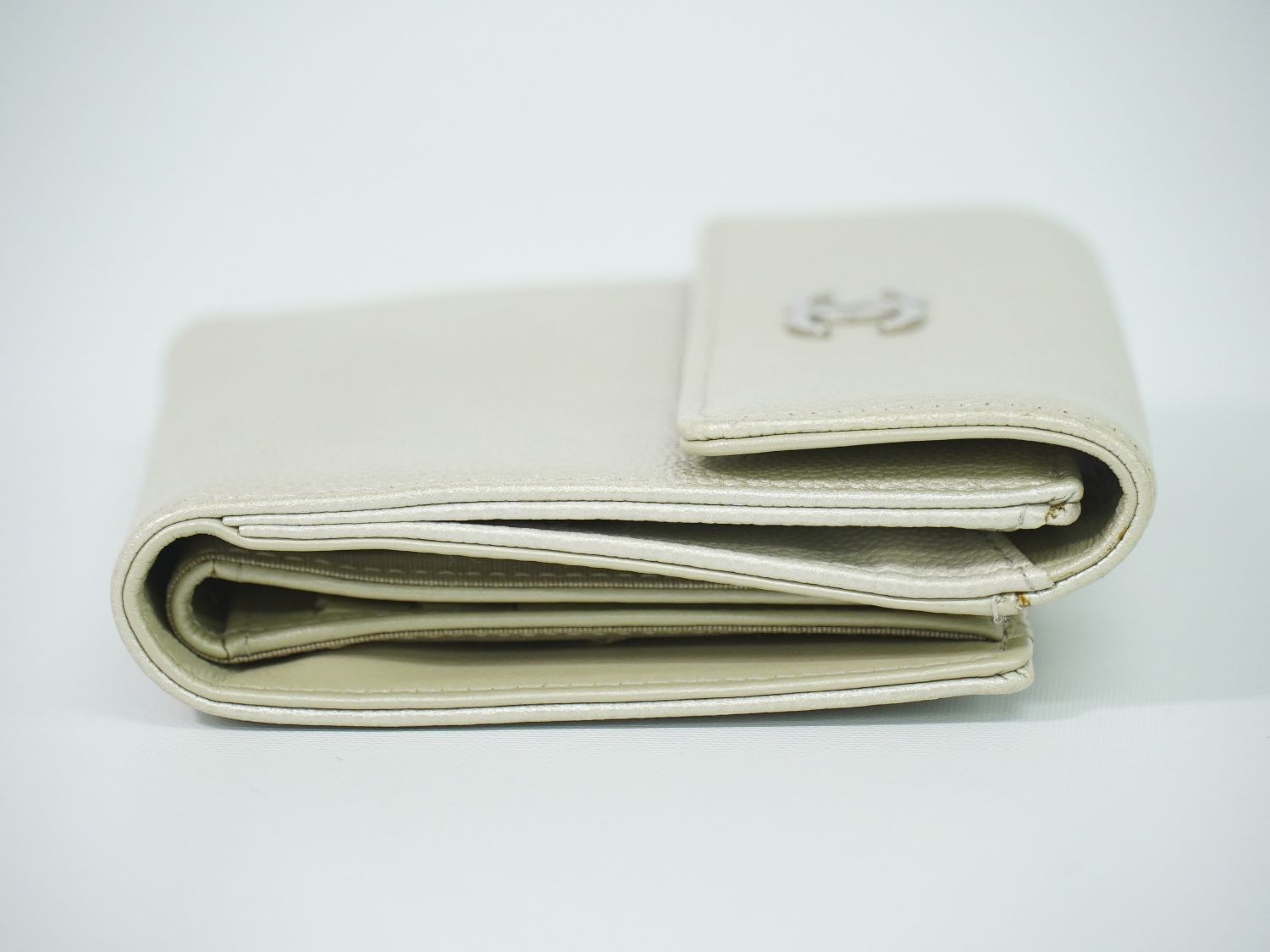 Chanel CC Logo Bifold Wallet Compact Leather Pearl White — view 4