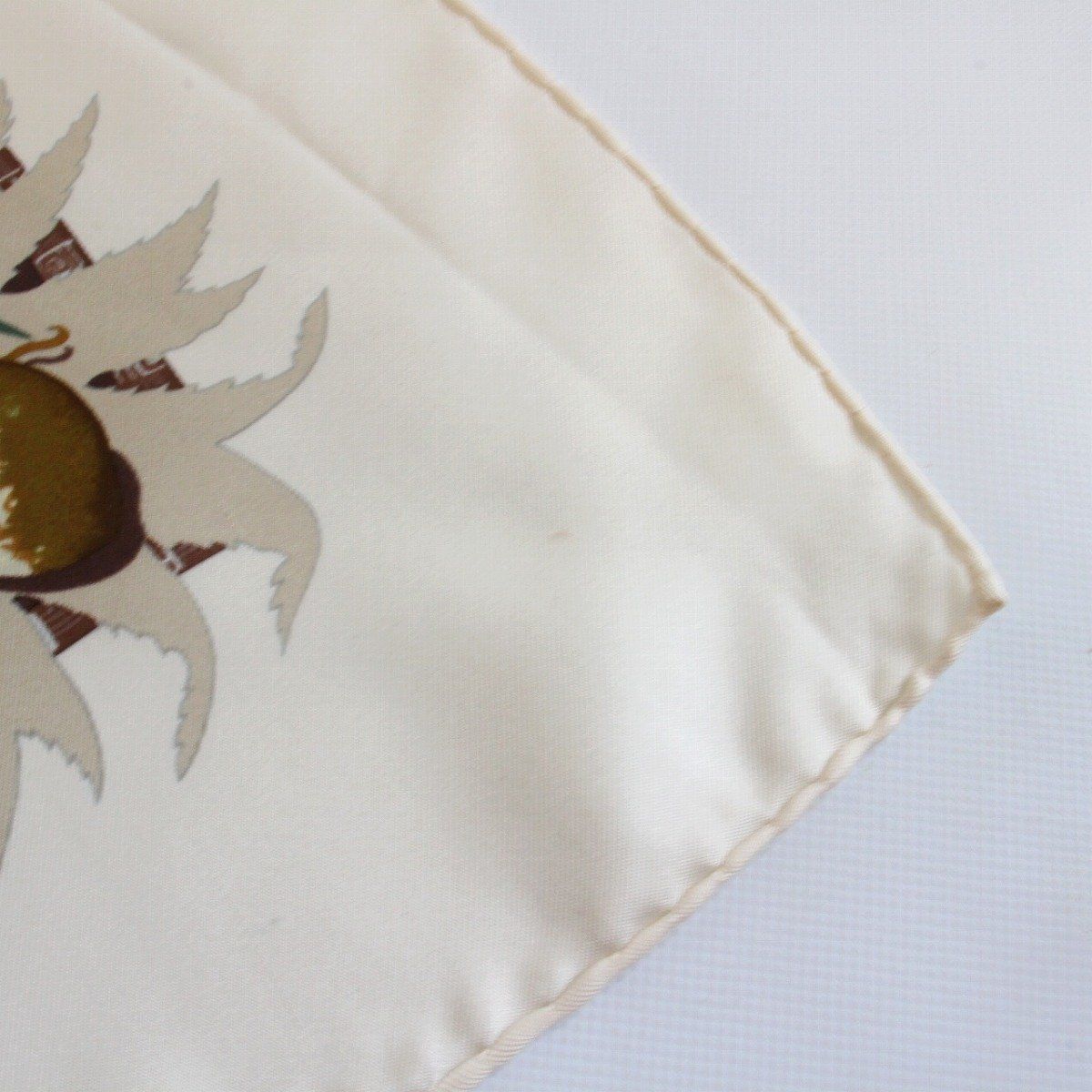Hermes Carre 90 Scarf Aloha Silk 100% White Pawn — view 7