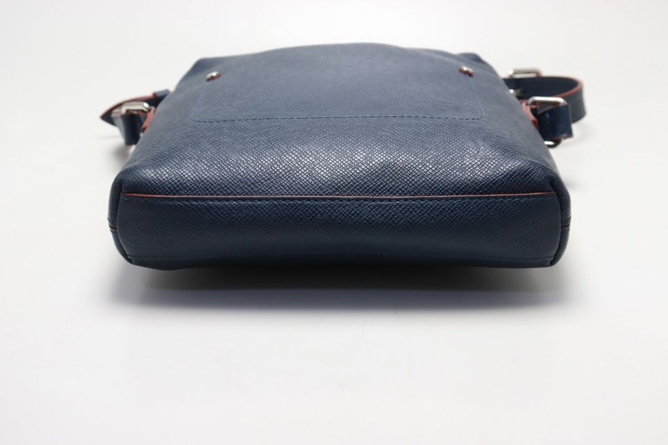 Louis Vuitton Taiga Pochette Grigori Leather Shoulder — view 3