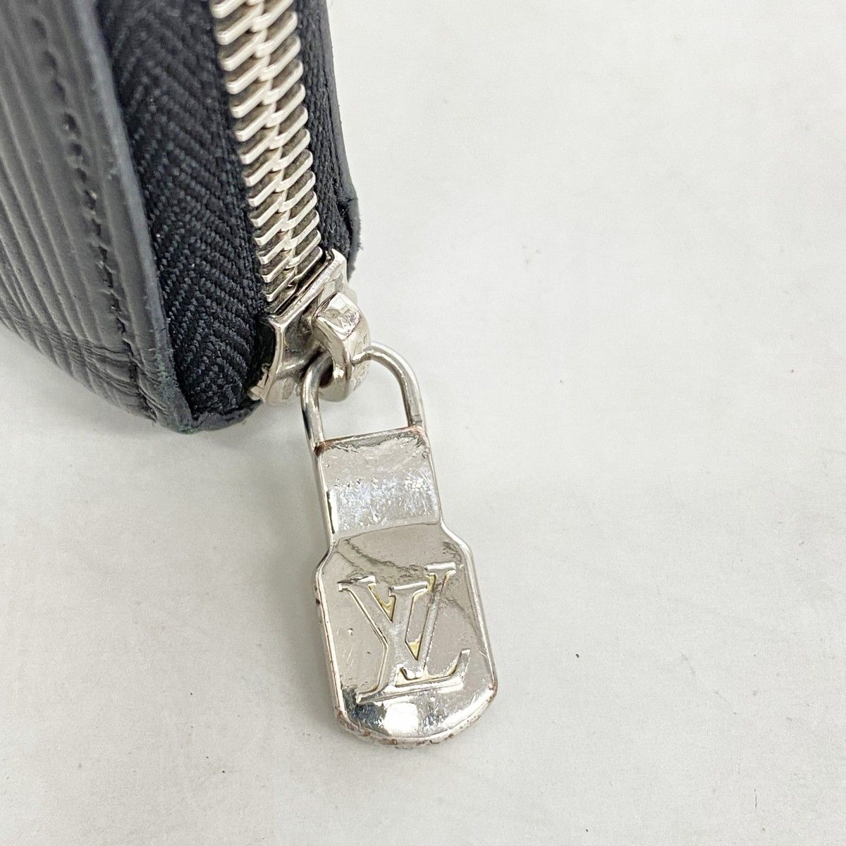 Louis Vuitton Wallet Epi Zippy Vertical Noir — view 7