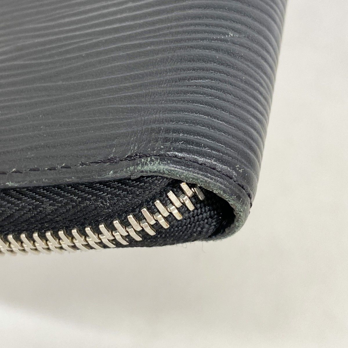 Louis Vuitton Wallet Epi Zippy Vertical Noir — view 5