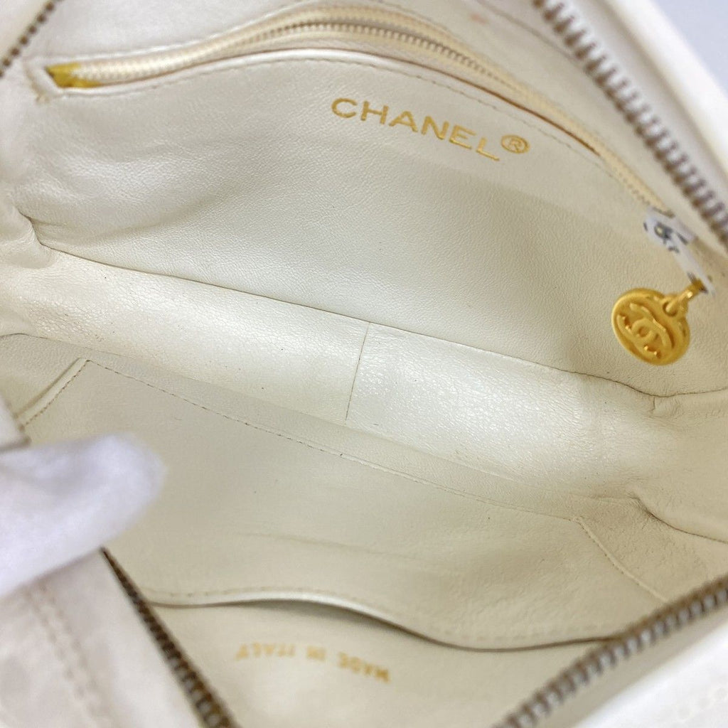 Chanel Shoulder Bag Quilted Lambskin White Gold — view 4