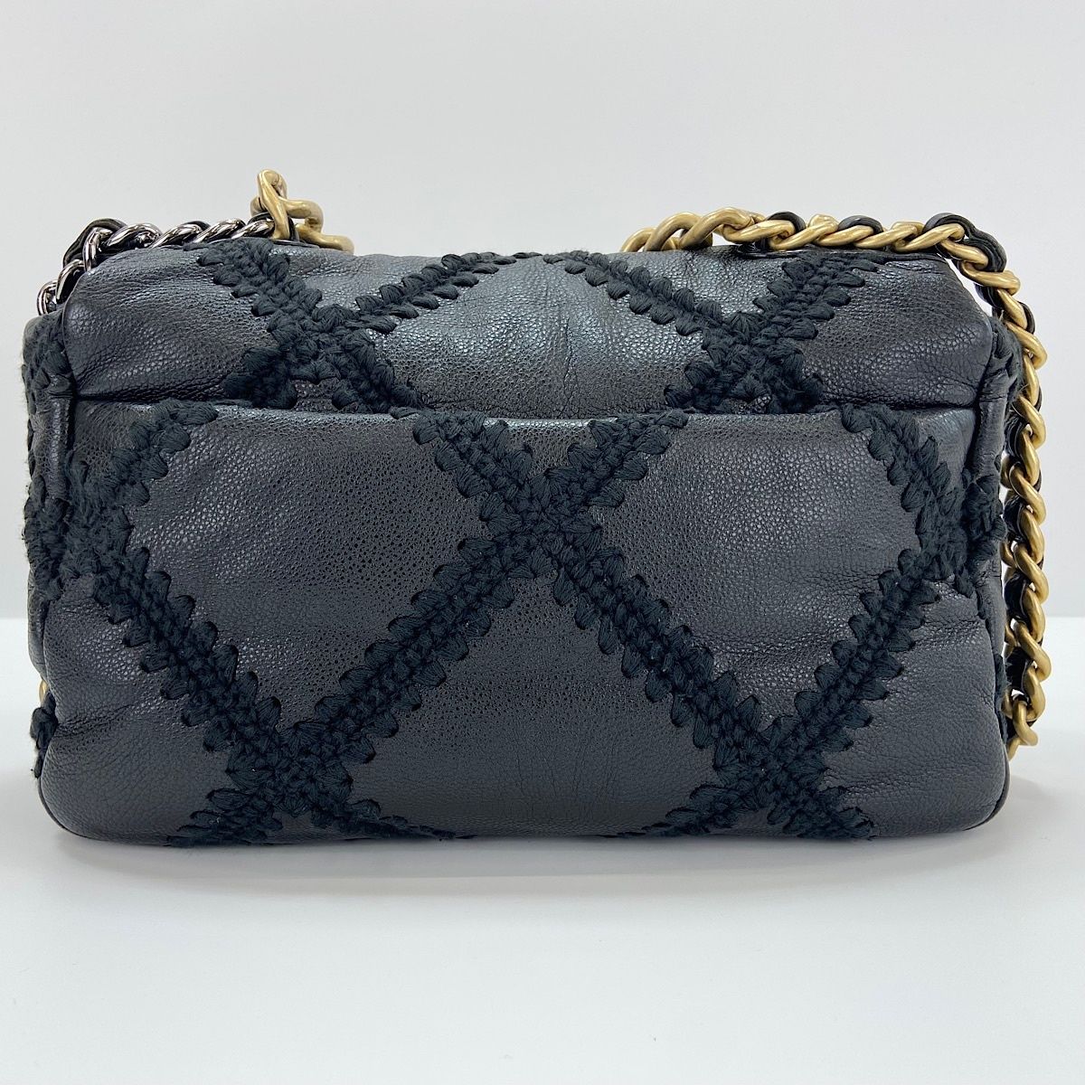 Chanel Handbag 19 Black — view 4