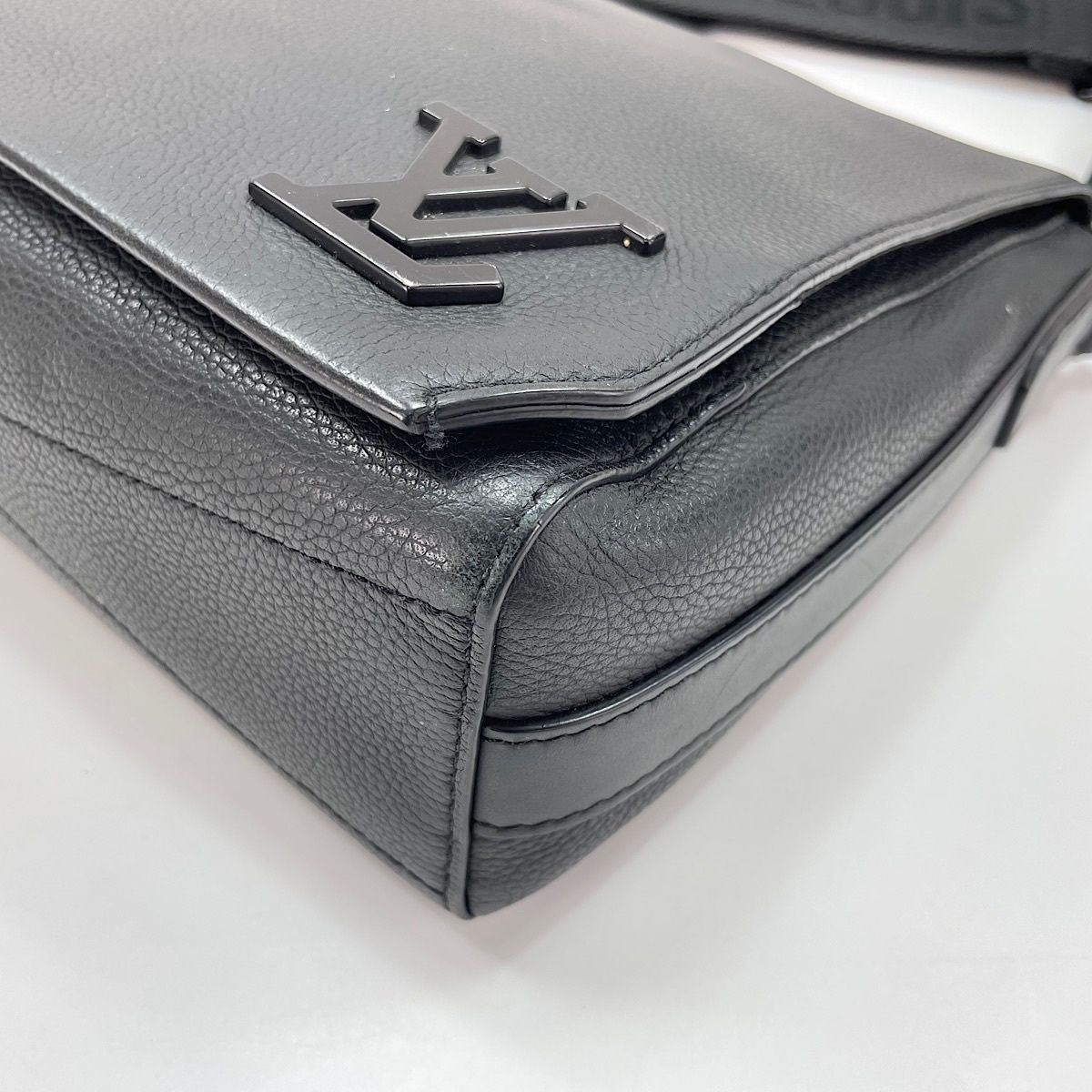 Louis Vuitton Shoulder Bag Takeoff Messenger — view 9