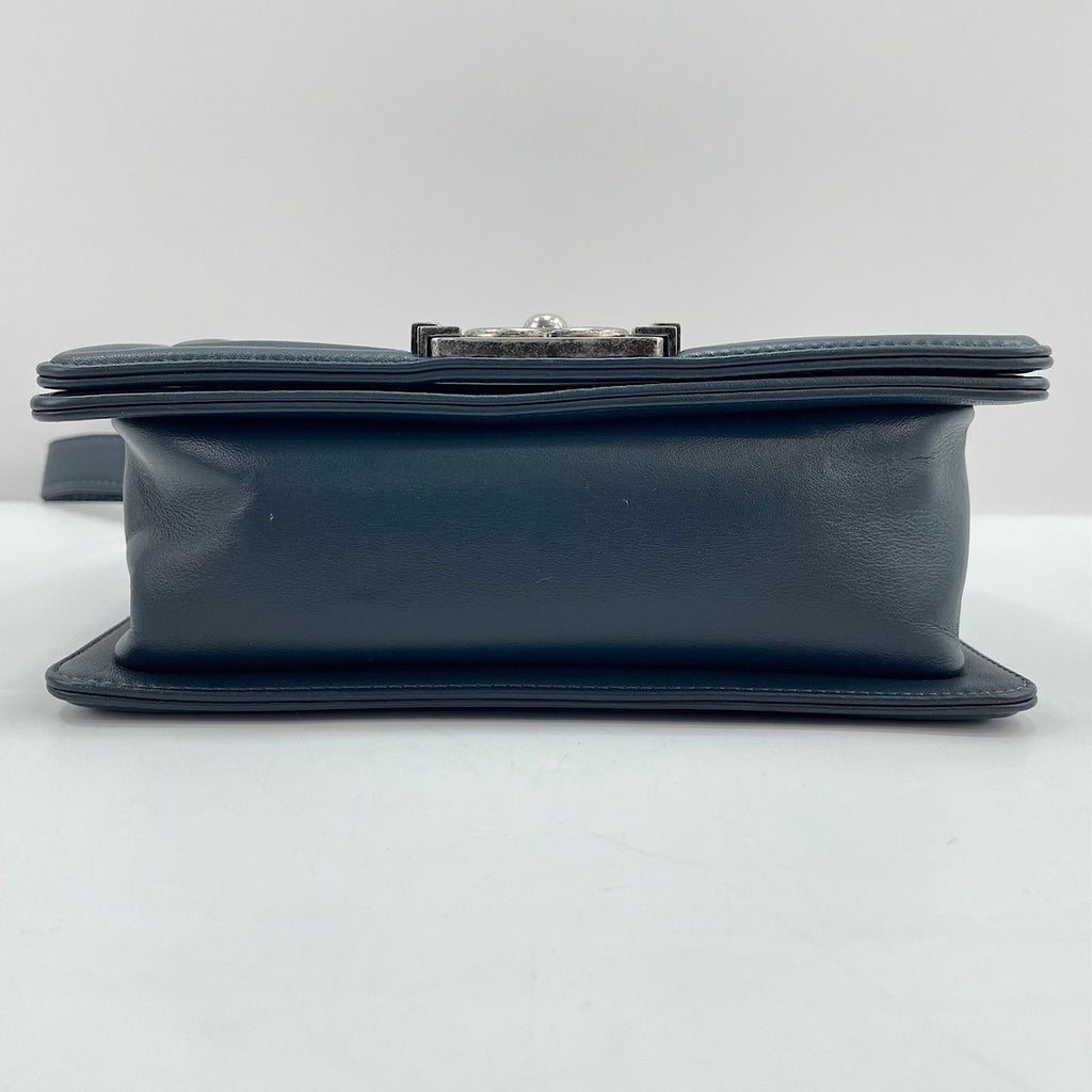 Chanel Shoulder Bag Boy Small — view 7