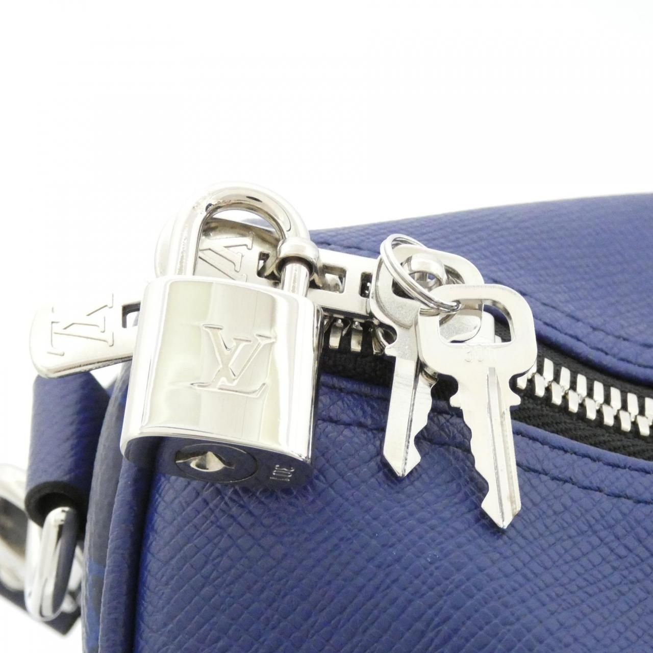 Louis Vuitton Taiga Llama Keepall Bandouliere 50 cm Boston — view 3