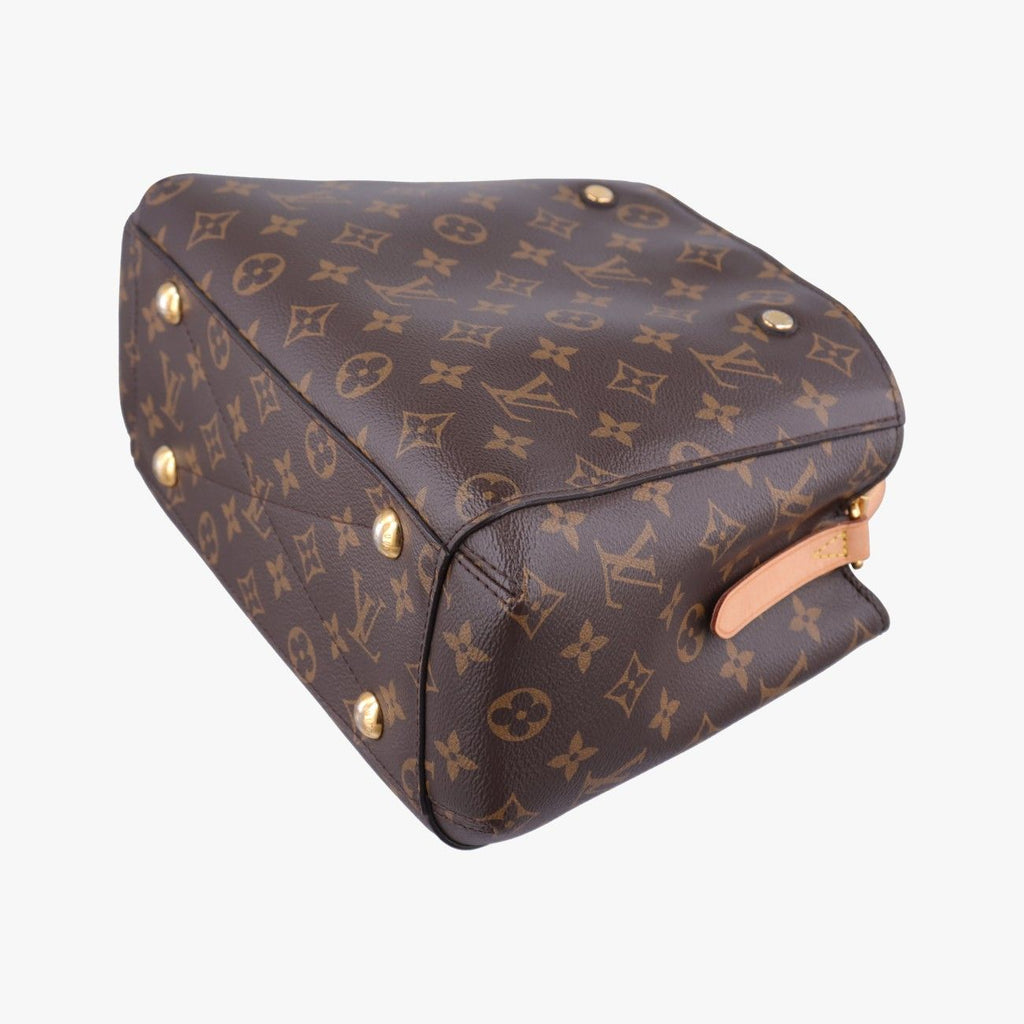Louis Vuitton Montaigne MM Monogram Brown Canvas Messenger — view 4