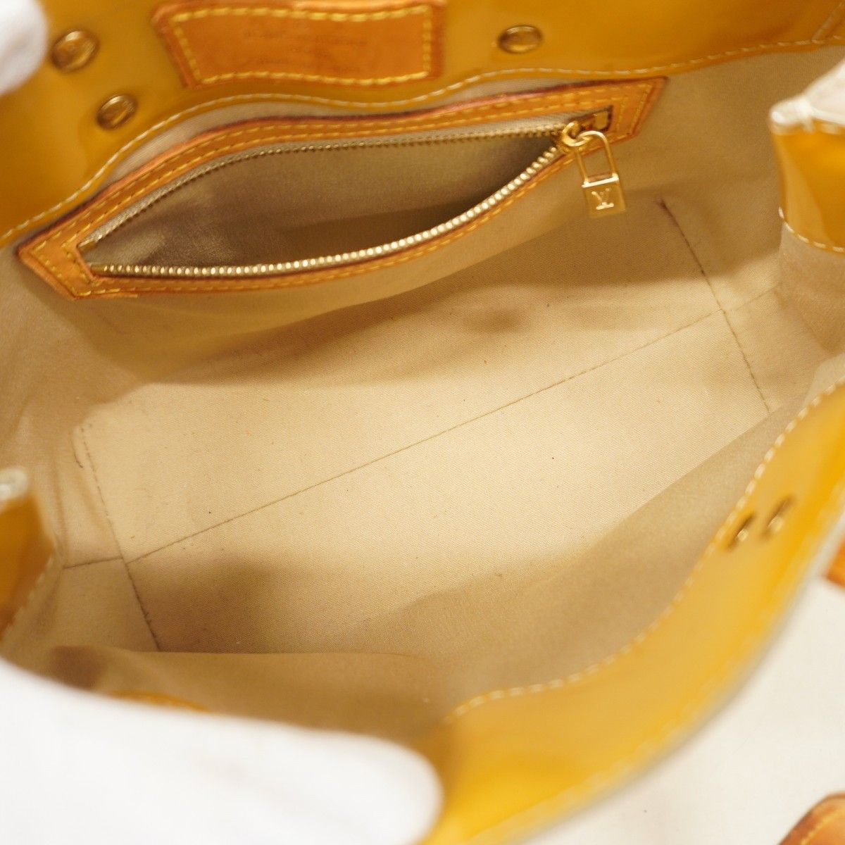 Louis Vuitton Handbag Vernis Reed PM Beige — view 4