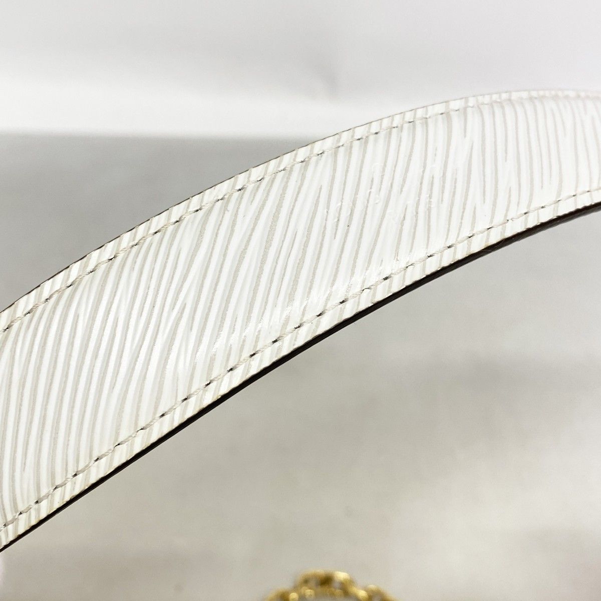 Louis Vuitton Shoulder Bag Epi Twist MM Blanc — view 9