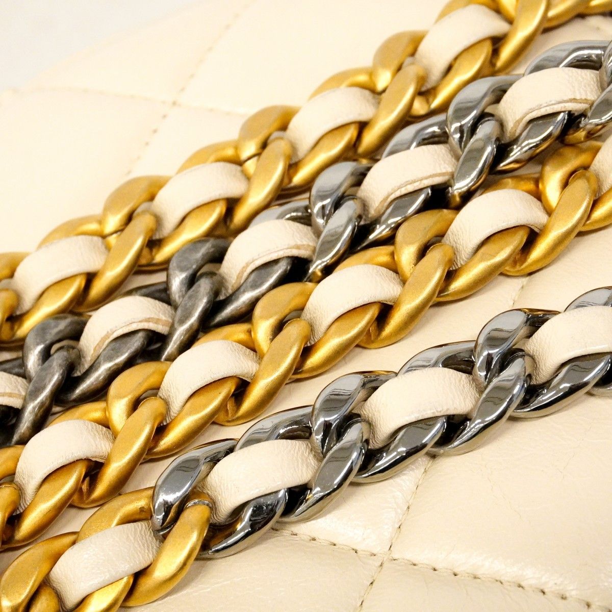 Chanel Shoulder Bag 19 Lambskin Ivory Gold Silver — view 9