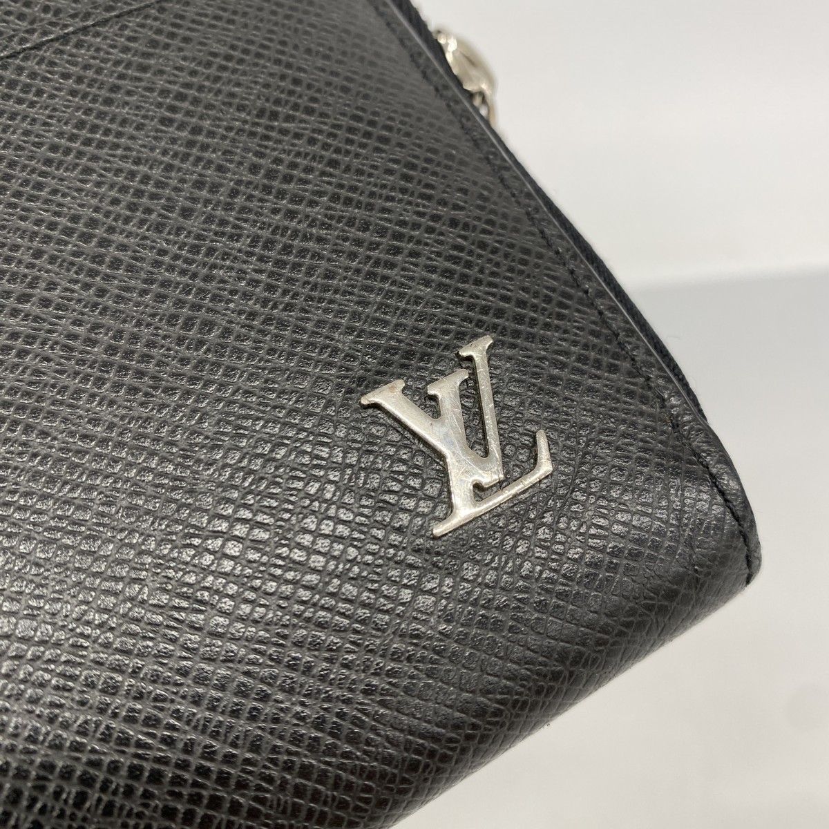 Louis Vuitton Wallet Taiga Zippy Dragonne Noir — view 8