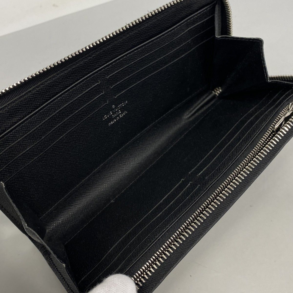 Louis Vuitton Wallet Taiga Zippy Dragonne Noir — view 3