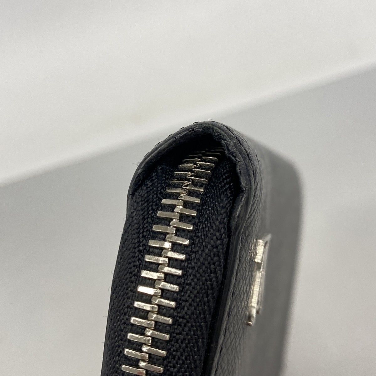 Louis Vuitton Wallet Taiga Zippy Dragonne Noir — view 6