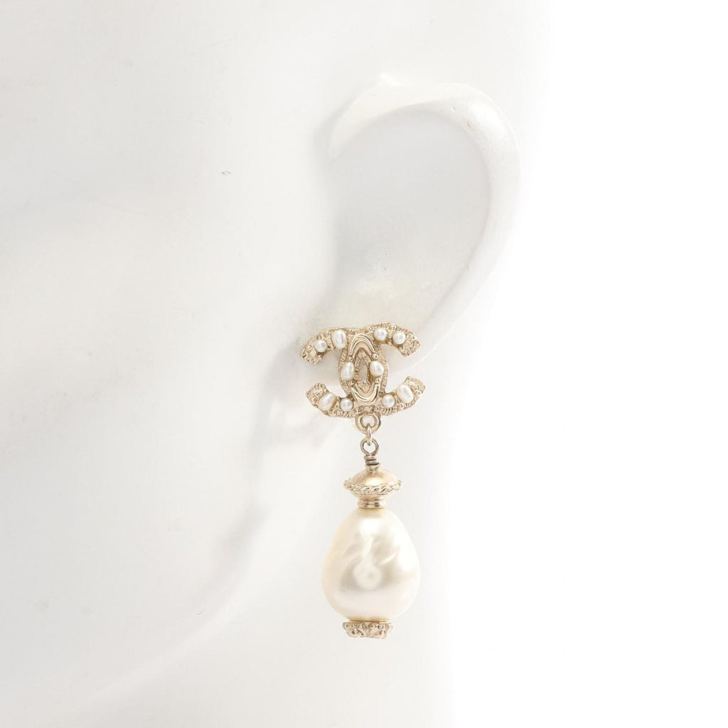 Chanel Earrings Swing Pearl CC Logo — view 4