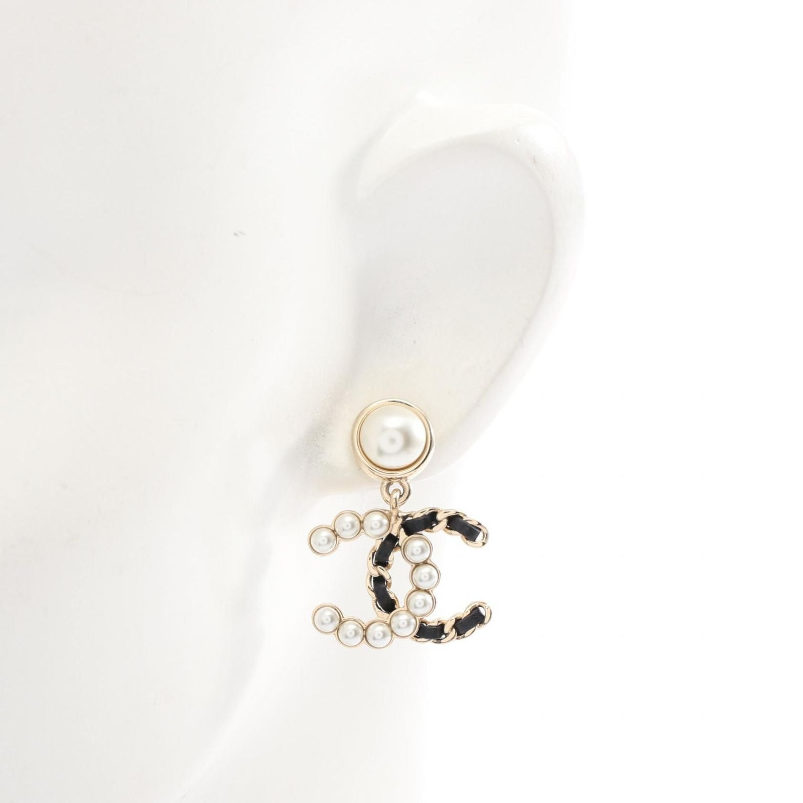 Chanel Earrings 25k CC Logo Leather — view 4