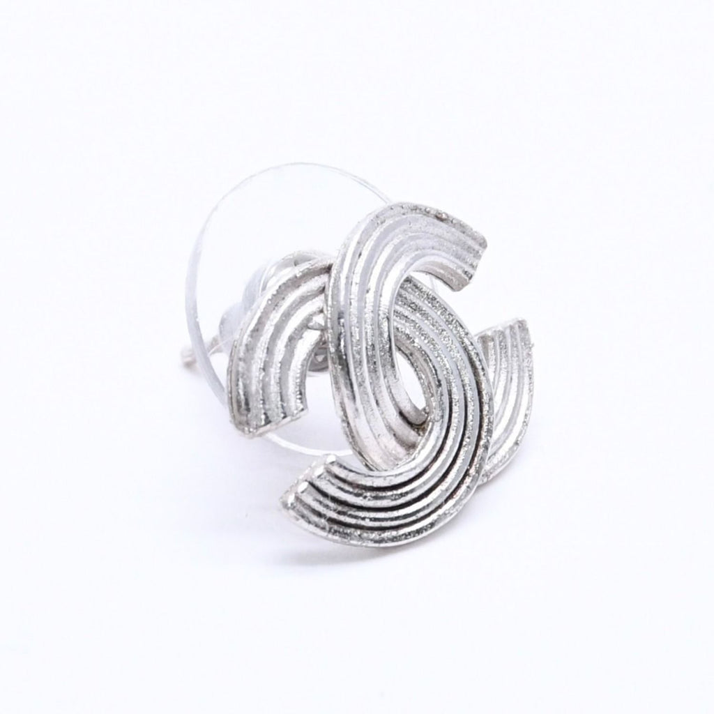 Chanel CC Logo Single Earrings 00 Metal Silver — view 3