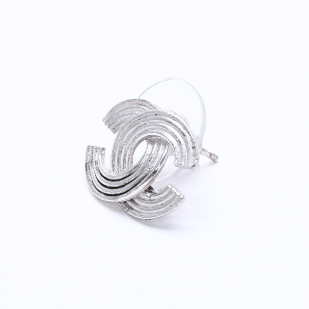Chanel CC Logo Single Earrings 00 Metal Silver — view 2