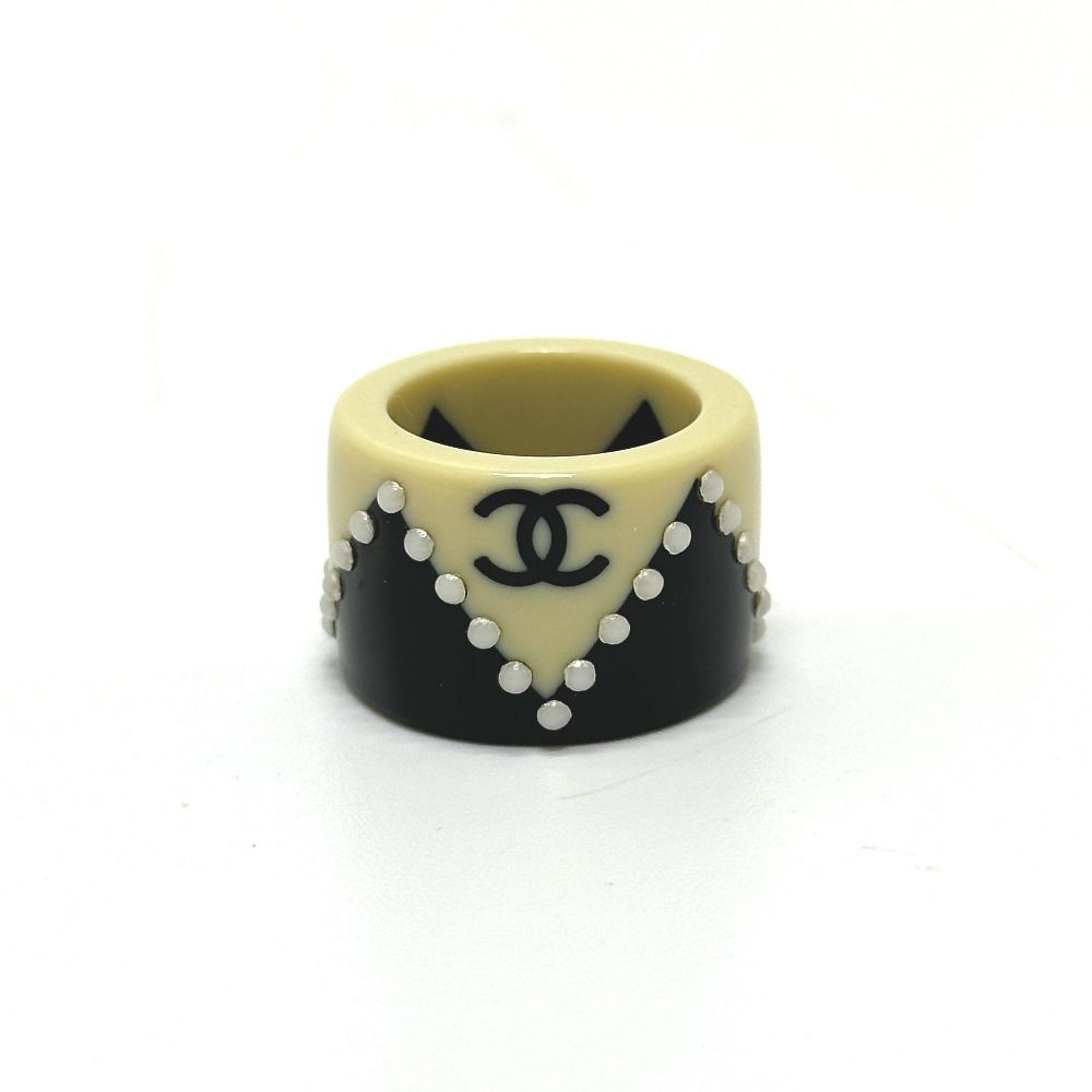Chanel Ring CC Logo Bicolor Pearl Plastic White Black — view 5