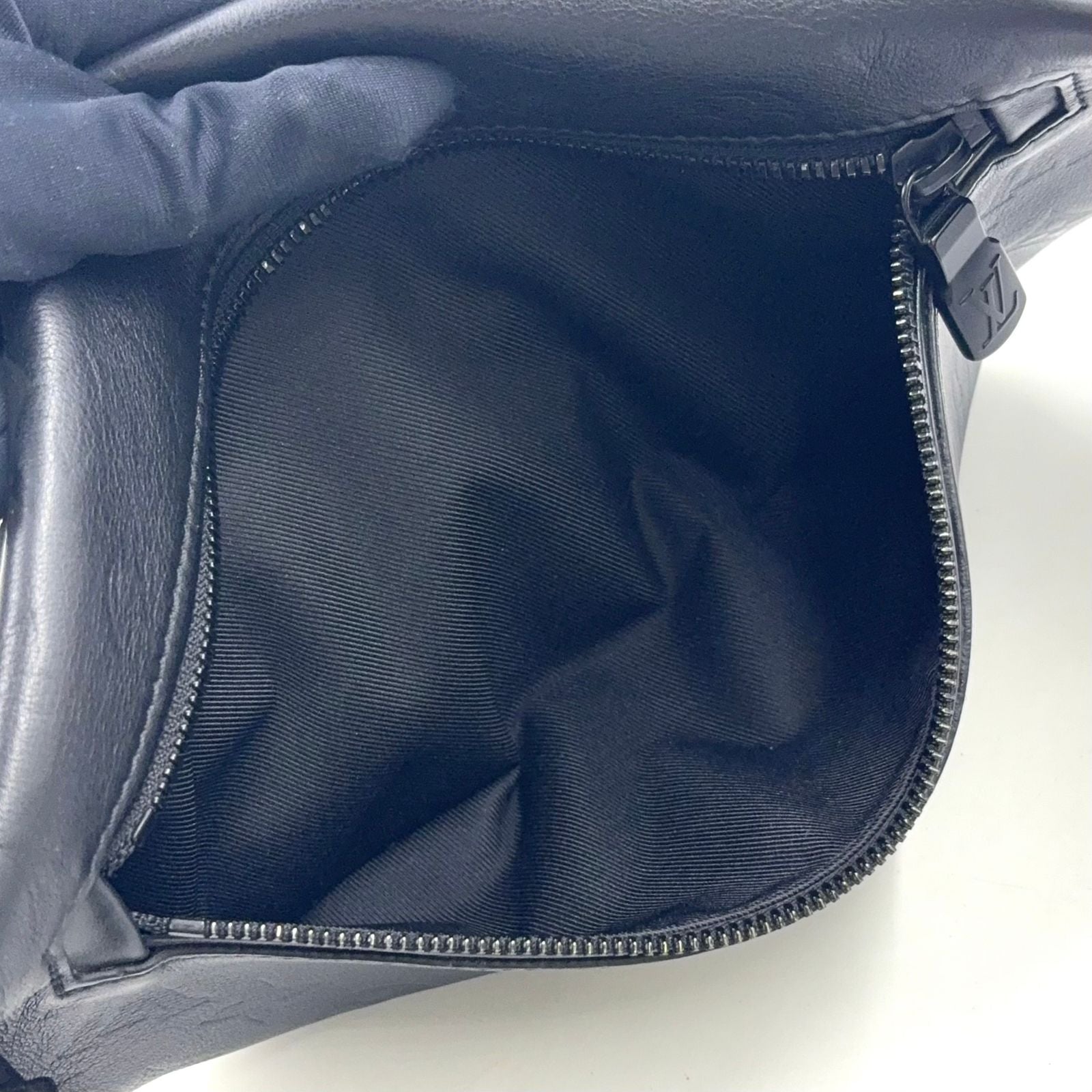 Louis Vuitton Discovery Bum Bag PM Leather Black — view 9