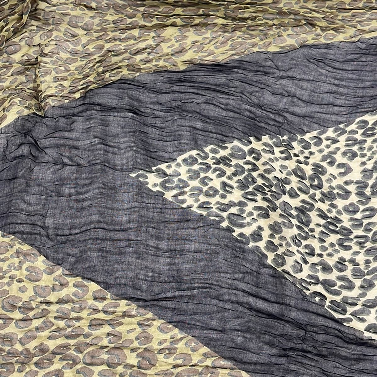 Louis Vuitton Shawl Etole Leopard Khaki Vanille Cashmere Silk Scarf — view 4