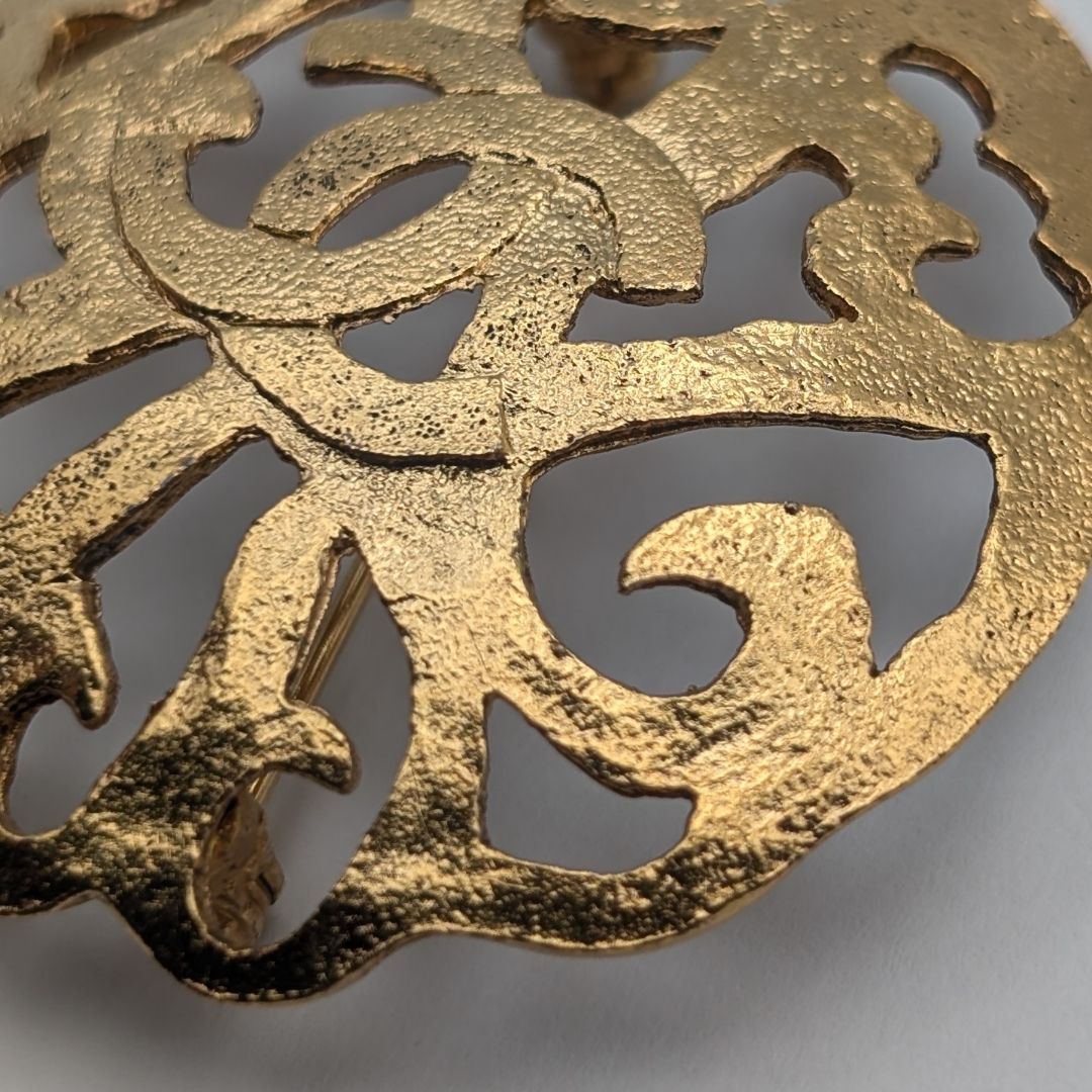 Chanel Brooch CC Logo Gold Vintage Round Thistle 25 — view 3