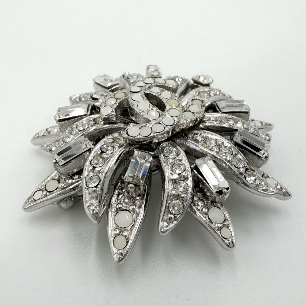 Chanel Brooch CC Logo Rhinestone 06c — view 3