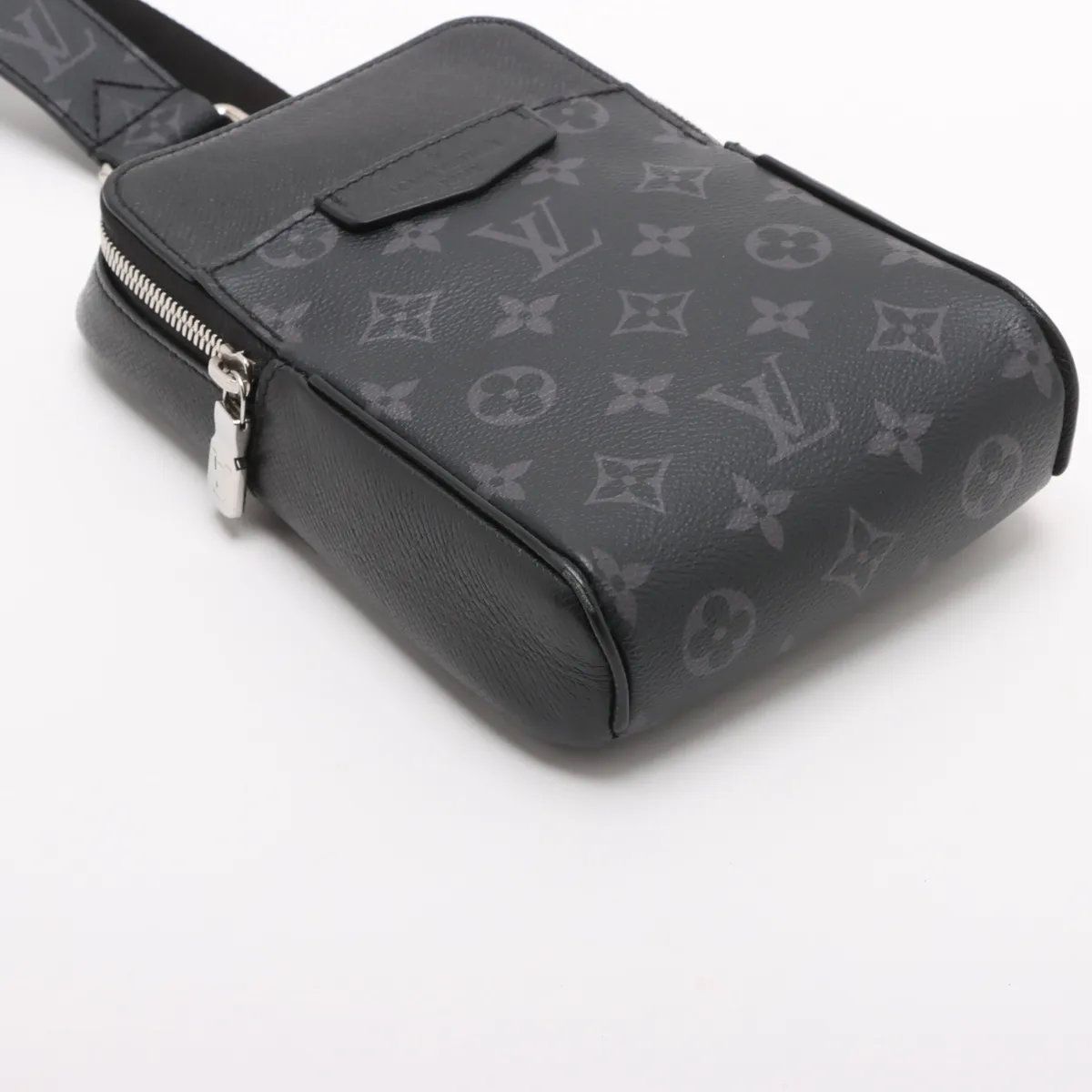 Louis Vuitton Taigarama Outdoor Sling Bag 2-Way Shoulder — view 4
