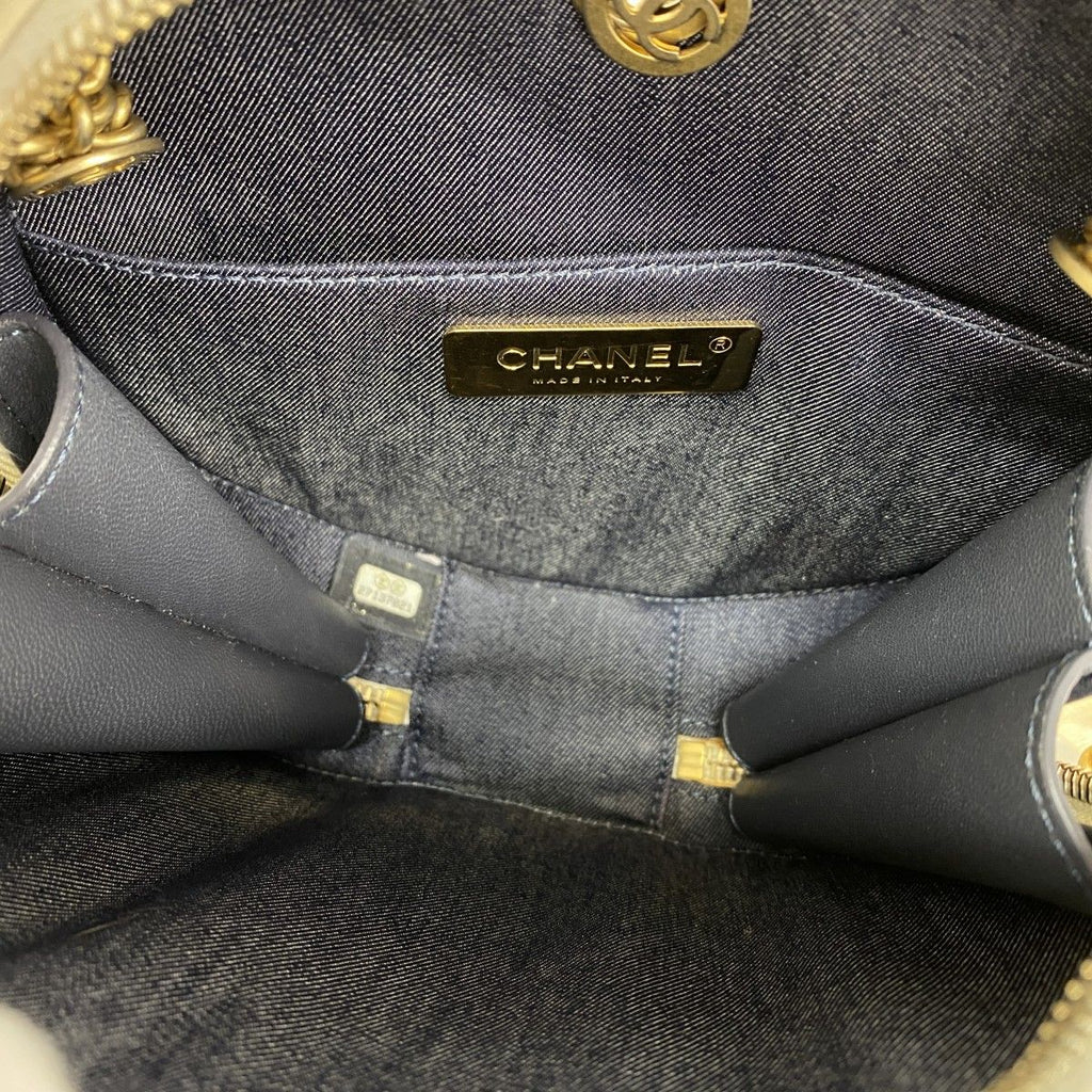 Chanel Handbag Quilted Leather White Gold 2-Way — view 4