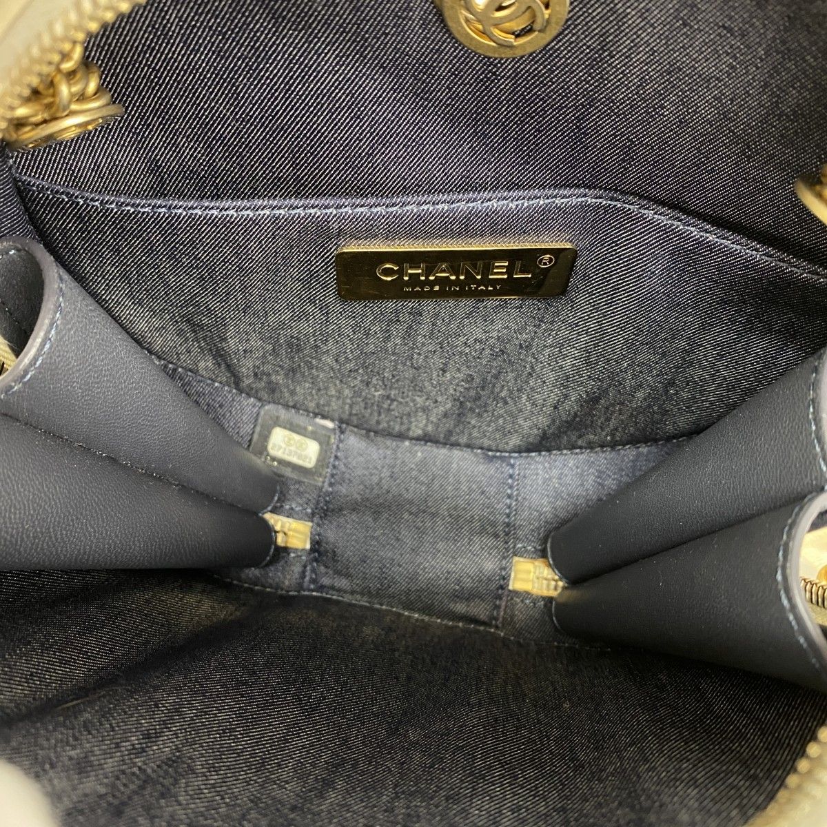 Chanel Handbag Quilted Leather White Gold 2-Way — view 4