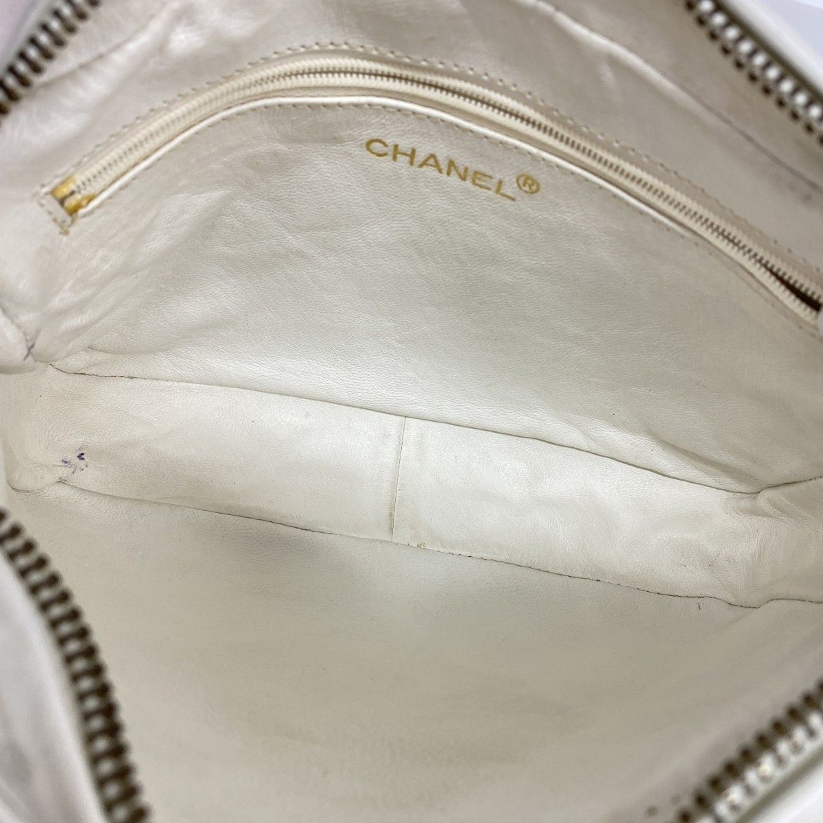 Chanel Shoulder Bag Quilted Lambskin White Gold — view 4