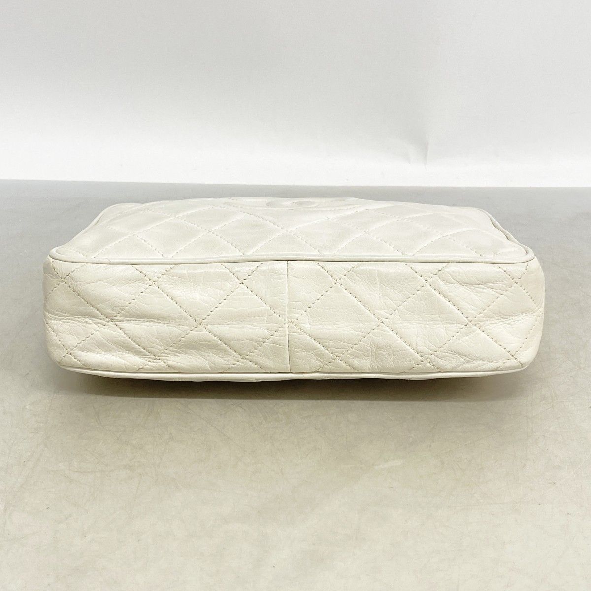 Chanel Shoulder Bag Quilted Lambskin White Gold — view 3