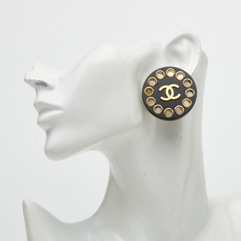 Chanel CC Logo Vintage Round Earrings 28 Gold Black Plated Plastic — view 5