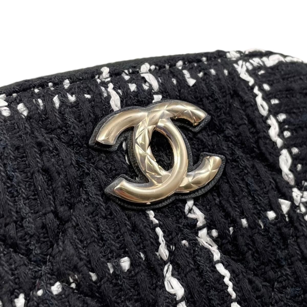 Chanel Shoulder Bag Tweed Chain CC Logo Black White Gold — view 8