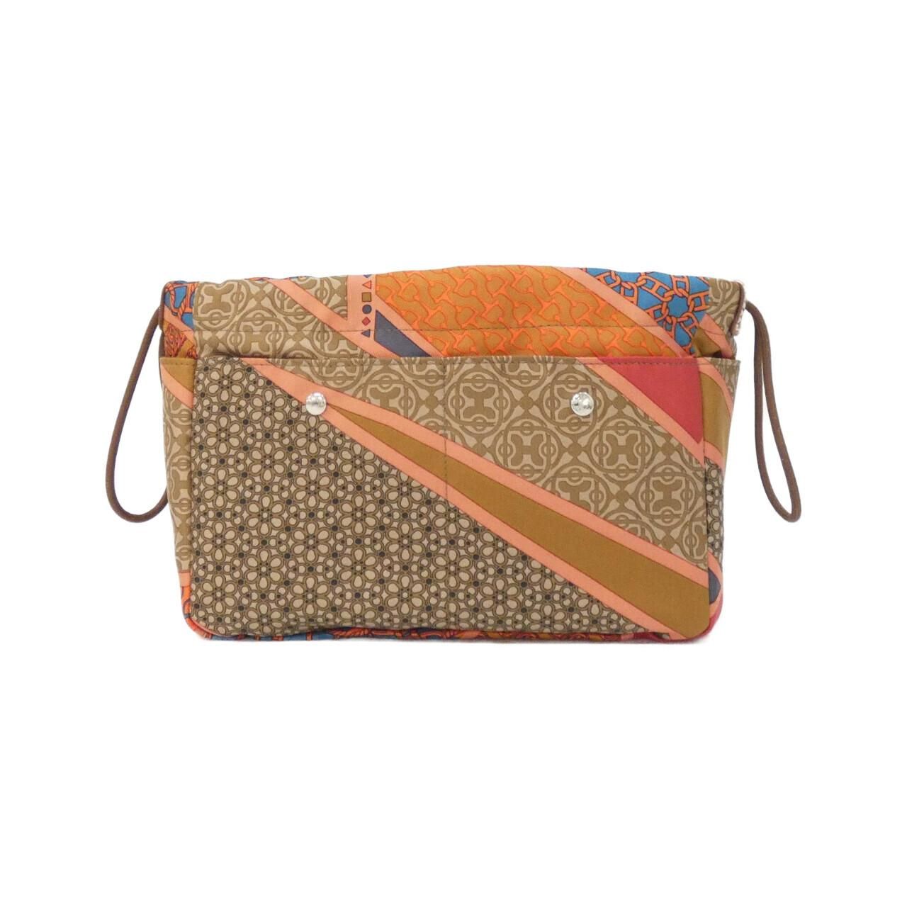 Hermes Carre en Cravate Full Ruby 20 cm Pouch — view 2