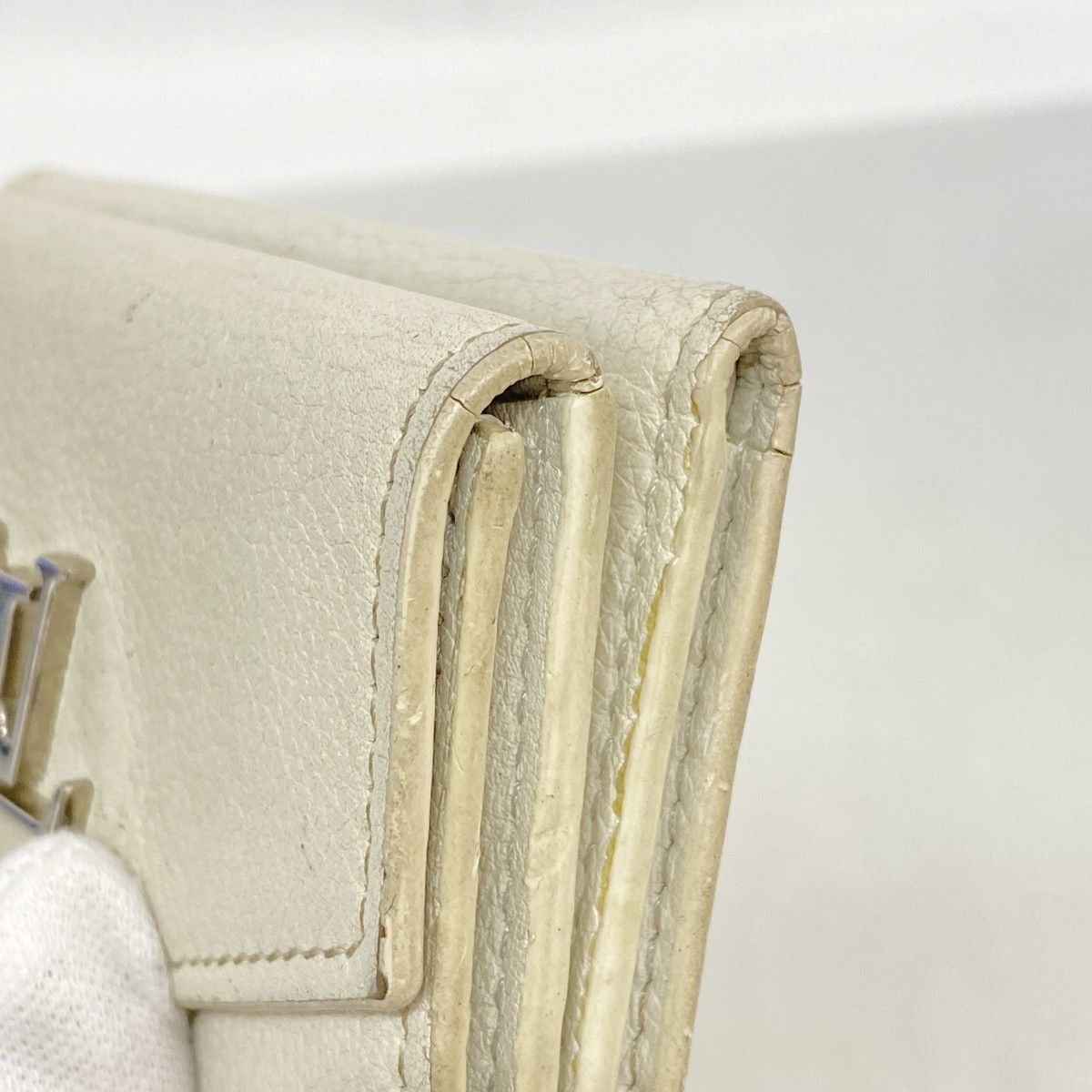 Louis Vuitton Trifold Wallet Taurillon Portefeuille Lock Mini White — view 6