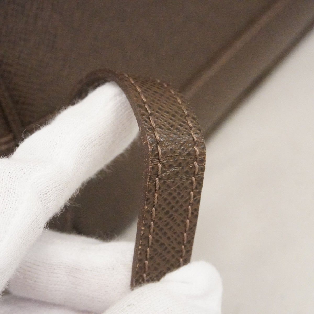 Louis Vuitton Clutch Taiga Pavel Grizzly — view 7