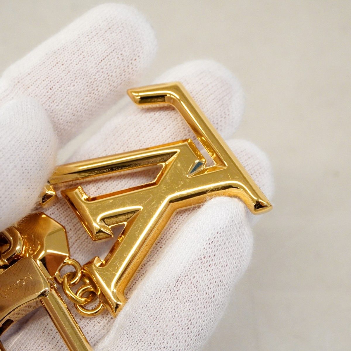 Louis Vuitton Key Holder Charm LV Facet Gold — view 5