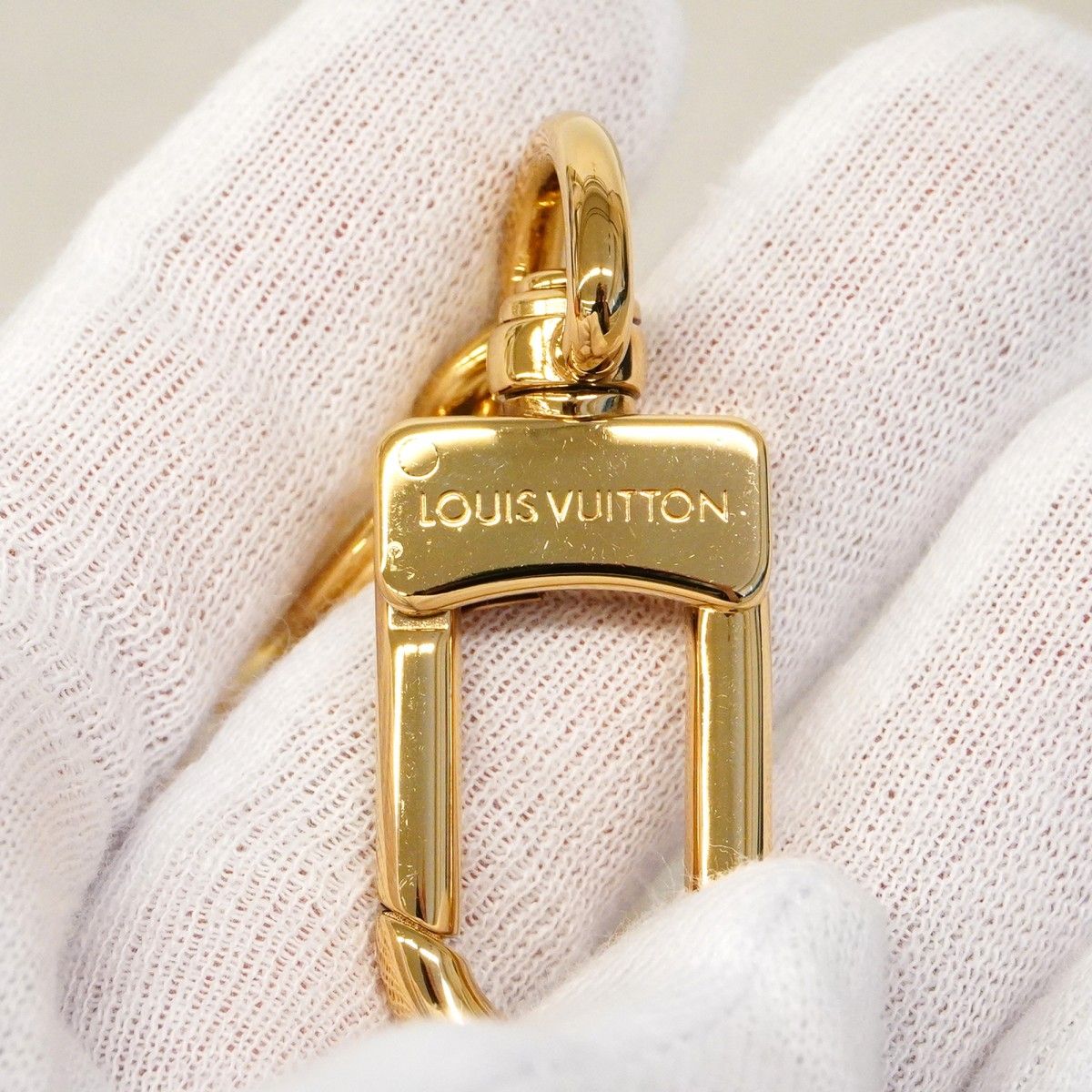 Louis Vuitton Key Holder Charm LV Facet Gold — view 3