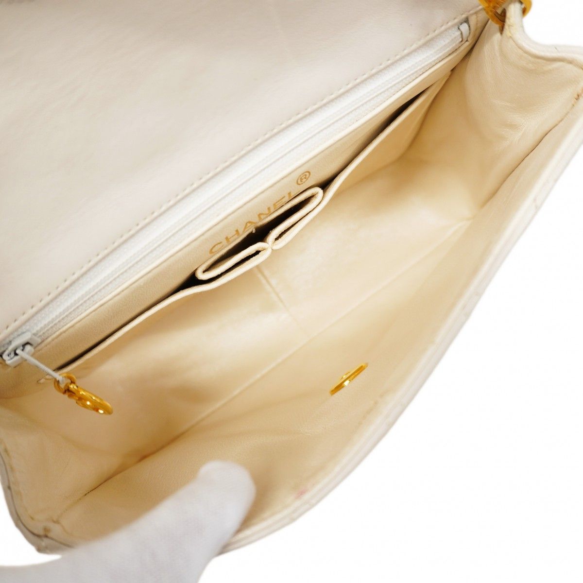 Chanel Shoulder Bag Quilted Lambskin White Gold — view 4