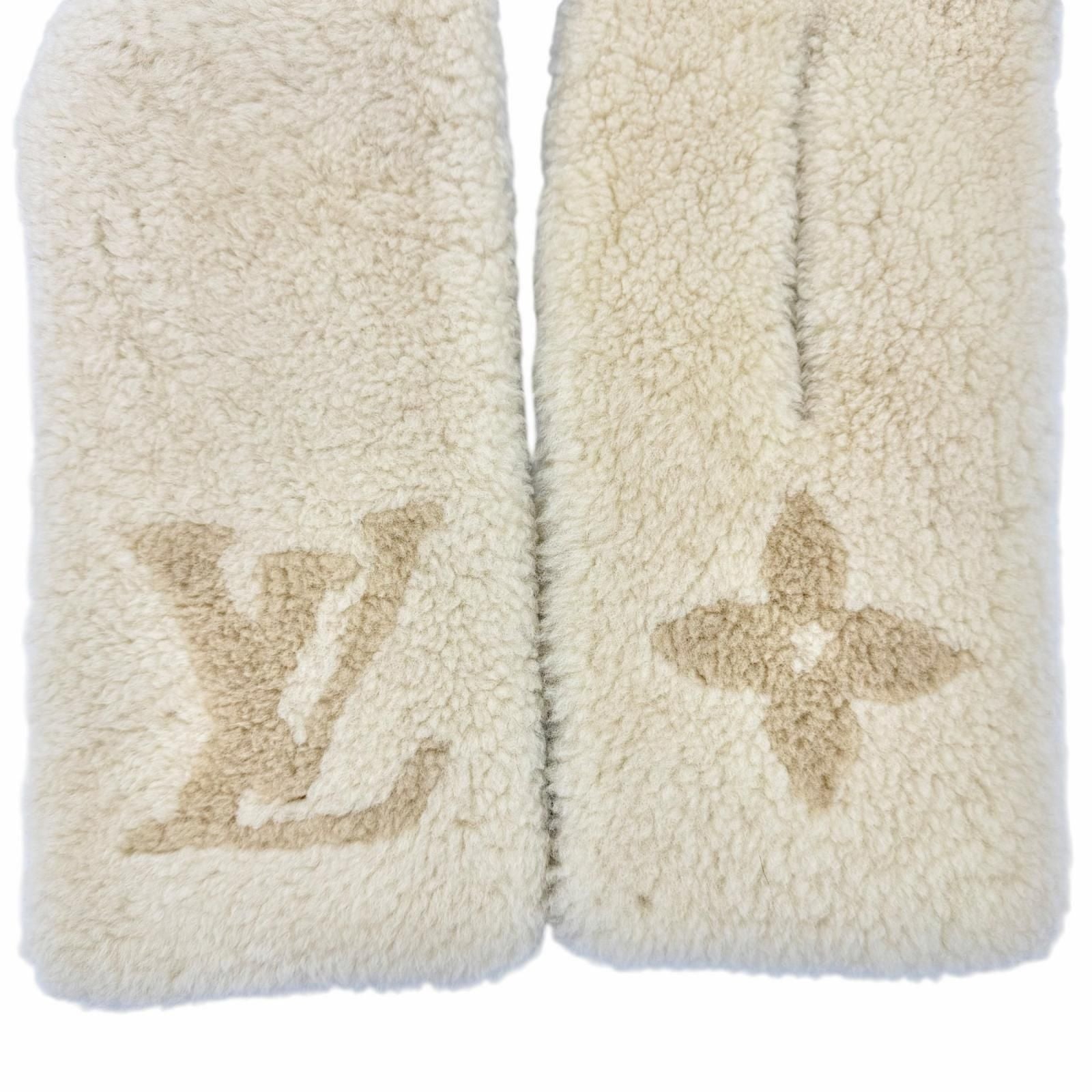 Louis Vuitton Monogram Shearling Scarf LV Logo Beige — view 5