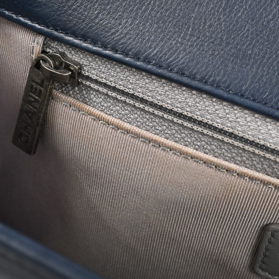 Chanel Shoulder Bag Boy Large — view 9