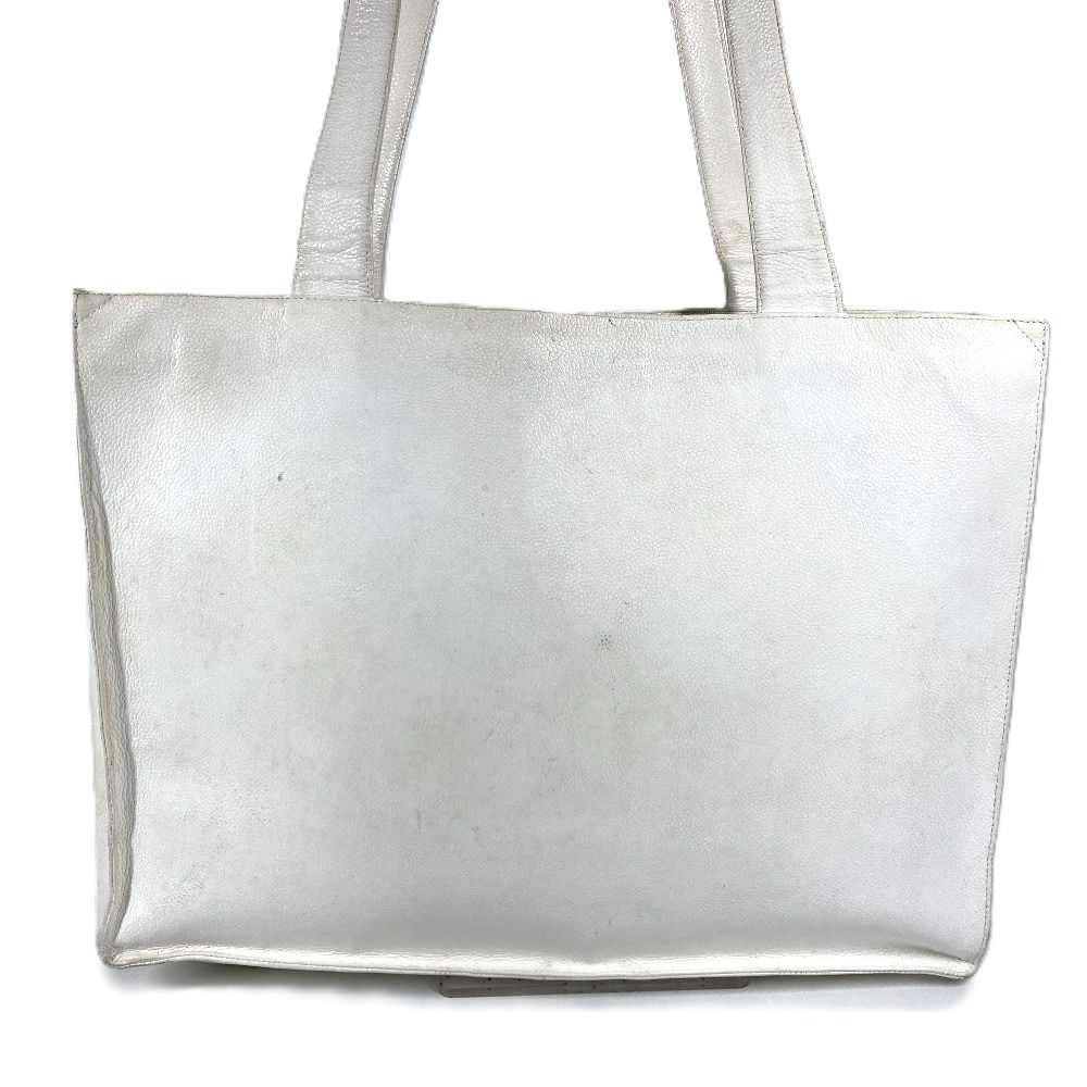 Chanel Shoulder Bag Logo CC Caviar Leather White — view 2