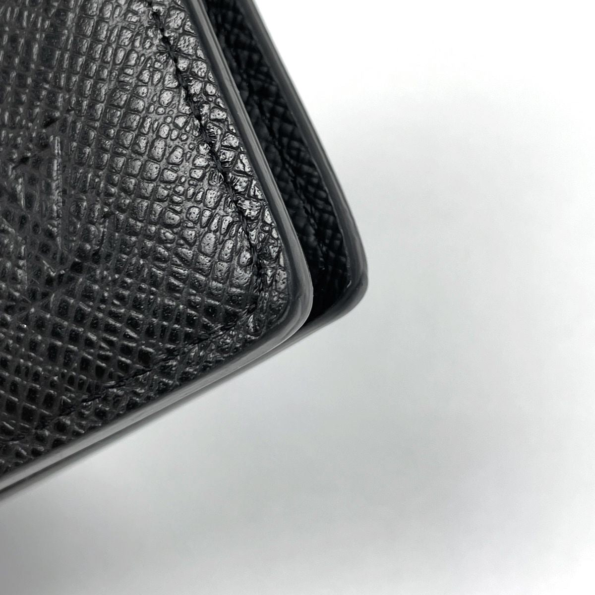 Louis Vuitton Portefeuille Calf Bifold Wallet Taiga Noir — view 3
