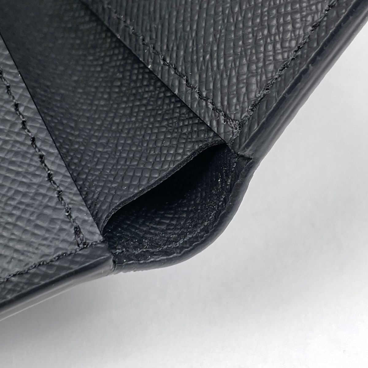 Louis Vuitton Portefeuille Calf Bifold Wallet Taiga Noir — view 4