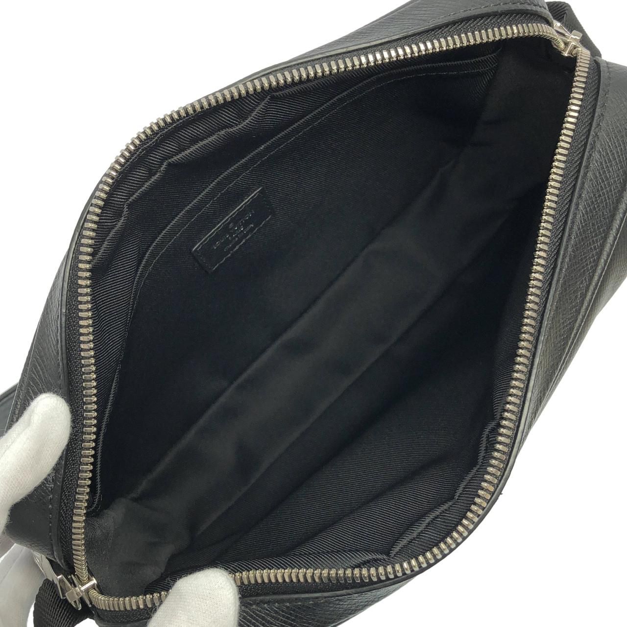 Louis Vuitton Taiga Bum Bag Outdoor — view 9