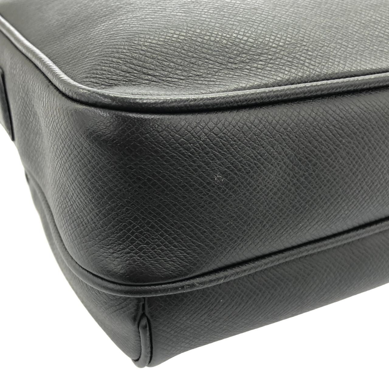 Louis Vuitton Taiga Bum Bag Outdoor — view 4