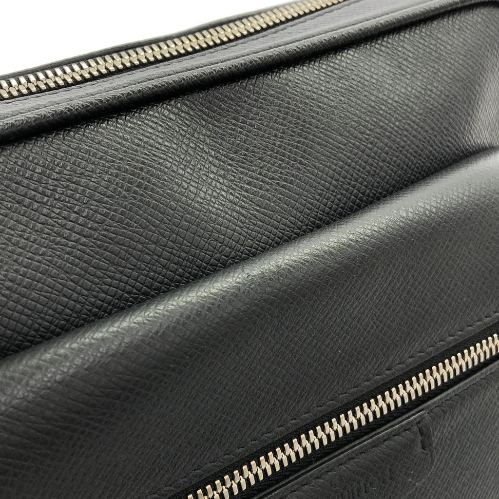 Louis Vuitton Taiga Bum Bag Outdoor — view 5