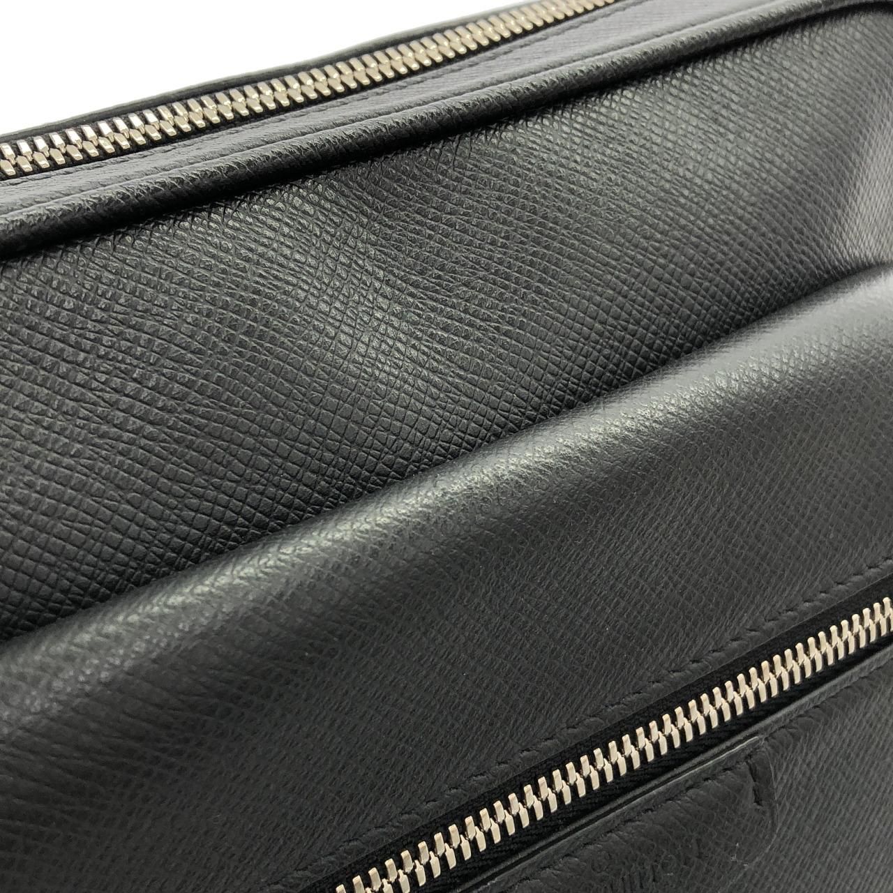 Louis Vuitton Taiga Bum Bag Outdoor — view 5